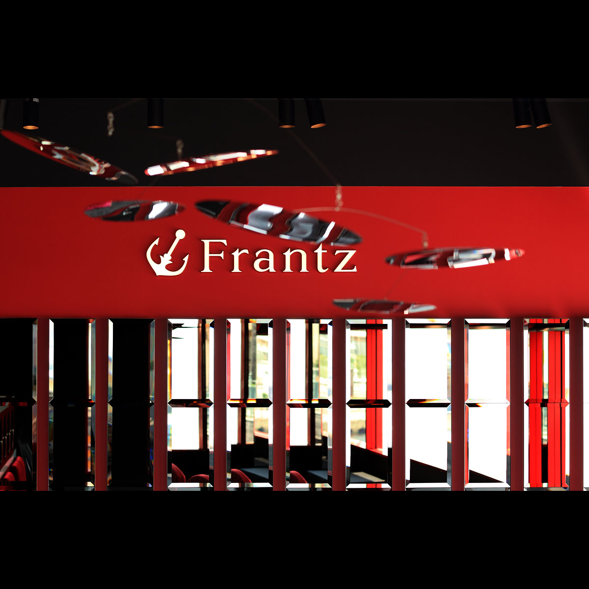 tcJtFFrantz Cafe _ ǖʂ̉~[Ő؂ꂽX̃V[