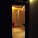 店舗デザイン設計実績事例-le-kiya-ル・キヤ大阪心斎橋-ガラス框扉から店内のシャンデリアが見える店舗エントランス