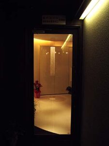 店舗デザイン設計実績事例-le-kiya-ル・キヤ大阪心斎橋-ガラス框扉から店内のシャンデリアが見える店舗エントランス