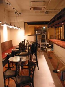 店舗デザイン設計実績事例-portugalia-ポルトガリア大阪淀屋橋-工事中店内-ベンチシートとドリンクカウンター