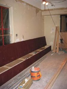 店舗デザイン設計実績事例-portugalia-ポルトガリア大阪淀屋橋-工事中店内-ベンチシート腰の造作