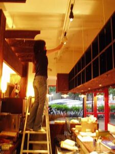 店舗デザイン設計実績事例-portugalia-ポルトガリア大阪淀屋橋-工事中店内-ライティング調整中