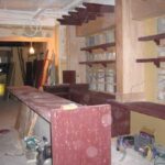 店舗デザイン設計実績事例-portugalia-ポルトガリア大阪淀屋橋-工事中店内-カウンターとカウンターバックの収納と棚