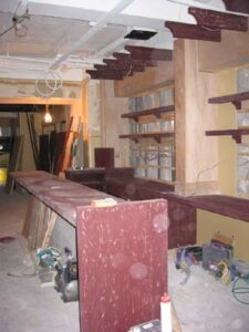 店舗デザイン設計実績事例-portugalia-ポルトガリア大阪淀屋橋-工事中店内-カウンターとカウンターバックの収納と棚