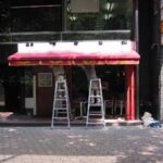 店舗デザイン実績事例-portgalia-ポルトガリア-大阪淀屋橋-ファサードに赤いテント取付工事中