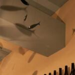 店舗デザイン設計実績事例-居酒屋さかなや店内-大阪堺筋本町-さかなモビールと天井に映るモビールの動く影