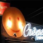 店舗デザイン実績事例-CREPE-NEWYORK-クレープニューヨーク-クレープ店-大阪-ネオンサインとライトアップされるキャラクター