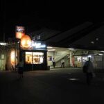 店舗デザイン実績事例-CREPE-NEWYORK-クレープニューヨーク-クレープ店-大阪-夜の駅前に浮かぶネオンサインライトアップされるキャラクター