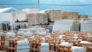 石材業者工場にて