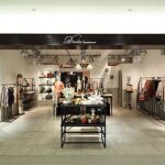 アパレル店舗デザイン設計事例-ドロワットロートレアモン(droite-lautreamont)ルクア大阪店-舞台用照明が吊られたアトリエのような店内の写真