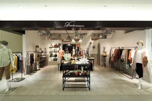 アパレル店舗デザイン設計事例-ドロワットロートレアモン(droite-lautreamont)ルクア大阪店-舞台用照明が吊られたアトリエのような店内の写真