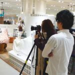 ドロワットロートレアモン、ルクア大阪店の竣工写真の撮影中のMazKenさんと、立ち会うジェイエーラボラトリーの東