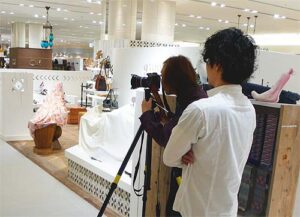 ドロワットロートレアモン、ルクア大阪店の竣工写真の撮影中のMazKenさんと、立ち会うジェイエーラボラトリーの東