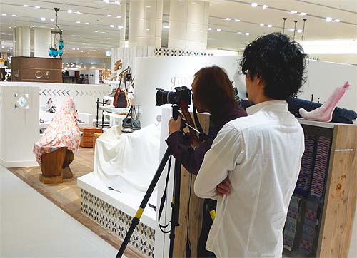 ドロワットロートレアモン、ルクア大阪店の竣工写真の撮影中のMazKenさんと、立ち会うジェイエーラボラトリーの東