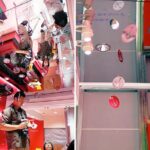 ミラー天井に等ピッチで取り付けている鏡面のイカリモビール