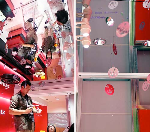 ミラー天井に等ピッチで取り付けている鏡面のイカリモビール