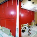床から天井まで全面、神戸フランツのブランドカラーの赤に塗装されたさんちか店の店内の壁