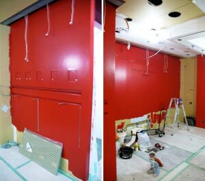 床から天井まで全面、神戸フランツのブランドカラーの赤に塗装されたさんちか店の店内の壁