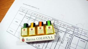 小さな可愛い瓶に入ったオリーブオイルのサンプルとスケジュール表