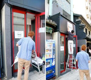 現場でファサード上のボーダーとガラス扉の店名サインを原寸サンプルで確認している