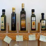 構造用合板で作られたオリブオイル瓶専用什器