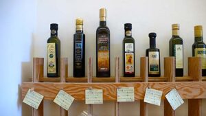 構造用合板で作られたオリブオイル瓶専用什器