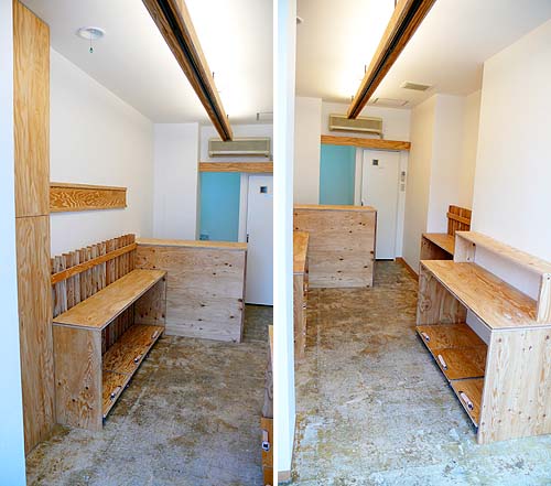 構造用合板を使いやれた質感に加工したシンプルなパーチェの什器