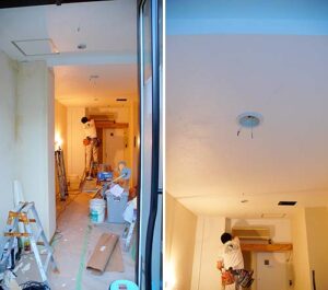 左、床の防塵塗装が完了、右、構造用合板で製作されたカーテンボックスの取付中