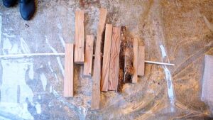 オリーブの木の角材を組み合わせたカーサオレアリアパーチェ店内を飾るオブジェ