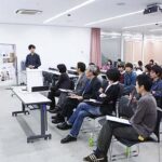 京都造形芸術大学の合評会の様子
