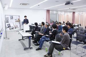 京都造形芸術大学の合評会の様子