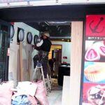 客船の丸窓をイメージした円形コルトンボックスの取付が進む神戸フランツ南京町店の工事現場