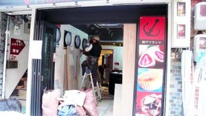 客船の丸窓をイメージした円形コルトンボックスの取付が進む神戸フランツ南京町店の工事現場