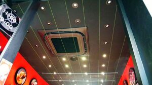 神戸フランツ南京町店の天井にモビールの取付中