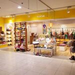 アパレル店舗デザイン設計事例、コキュ(COCUE)津田沼パルコの黄色の壁が目立つファサード