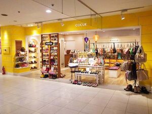アパレル店舗デザイン設計事例、コキュ(COCUE)津田沼パルコの黄色の壁が目立つファサード