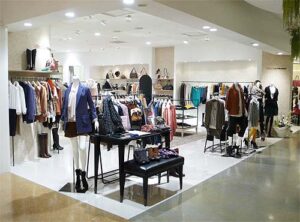 アパレル店舗デザイン設計事例、イデアルロートレアモン(IDEAL-lautreamont)新宿マルイ、新規オープンした店内全景の写真