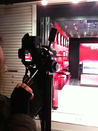 神戸フランツ南京町店の竣工写真撮影中のMazKenさん