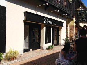 神戸フランツumieモザイク２号店、既存造作を黒に塗りつぶした仮営業用のファサード