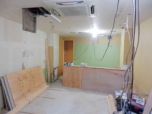 mamma cafe しんたに、厨房カウンター施工状況のチェック
