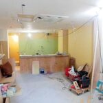 mamma cafeしんたに、厨房カウンターとベンチシートの現場チェックの写真