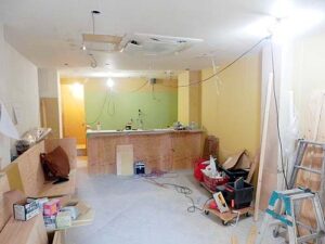 mamma cafeしんたに、厨房カウンターとベンチシートの現場チェックの写真