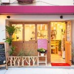 飲食店舗デザイン設計事例、mamma cafeしんたに、赤いテントの付いたファサードの写真