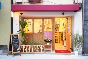 飲食店舗デザイン設計事例、mamma cafeしんたに、赤いテントの付いたファサードの写真