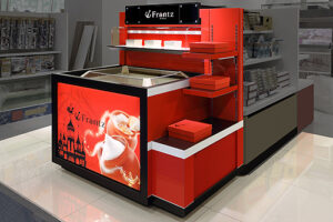 物販什器デザイン設計事例、神戸フランツ関西国際空港ターミナル2お土産コーナー、エアロプラザのオープン冷蔵ショーケースの写真