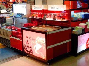 物販什器デザイン設計事例 神戸フランツ大阪伊丹空港 お土産コーナーのオープン冷蔵ショーケースの写真
