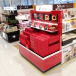 物販什器デザイン設計事例 神戸フランツ関西国際空港ターミナル2お土産コーナーの什器の写真
