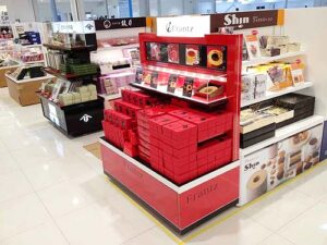 物販什器デザイン設計事例 神戸フランツ関西国際空港ターミナル2お土産コーナーの什器の写真