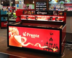 物販什器デザイン設計事例、神戸フランツ神戸空港お土産コーナーのオープン冷蔵ショーケースの写真