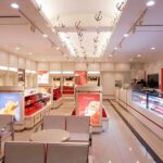 お土産物販店舗デザイン設計事例、神戸フランツハーバーランドウミエモザイク2、イカリのモビールが揺れる店舗内の写真